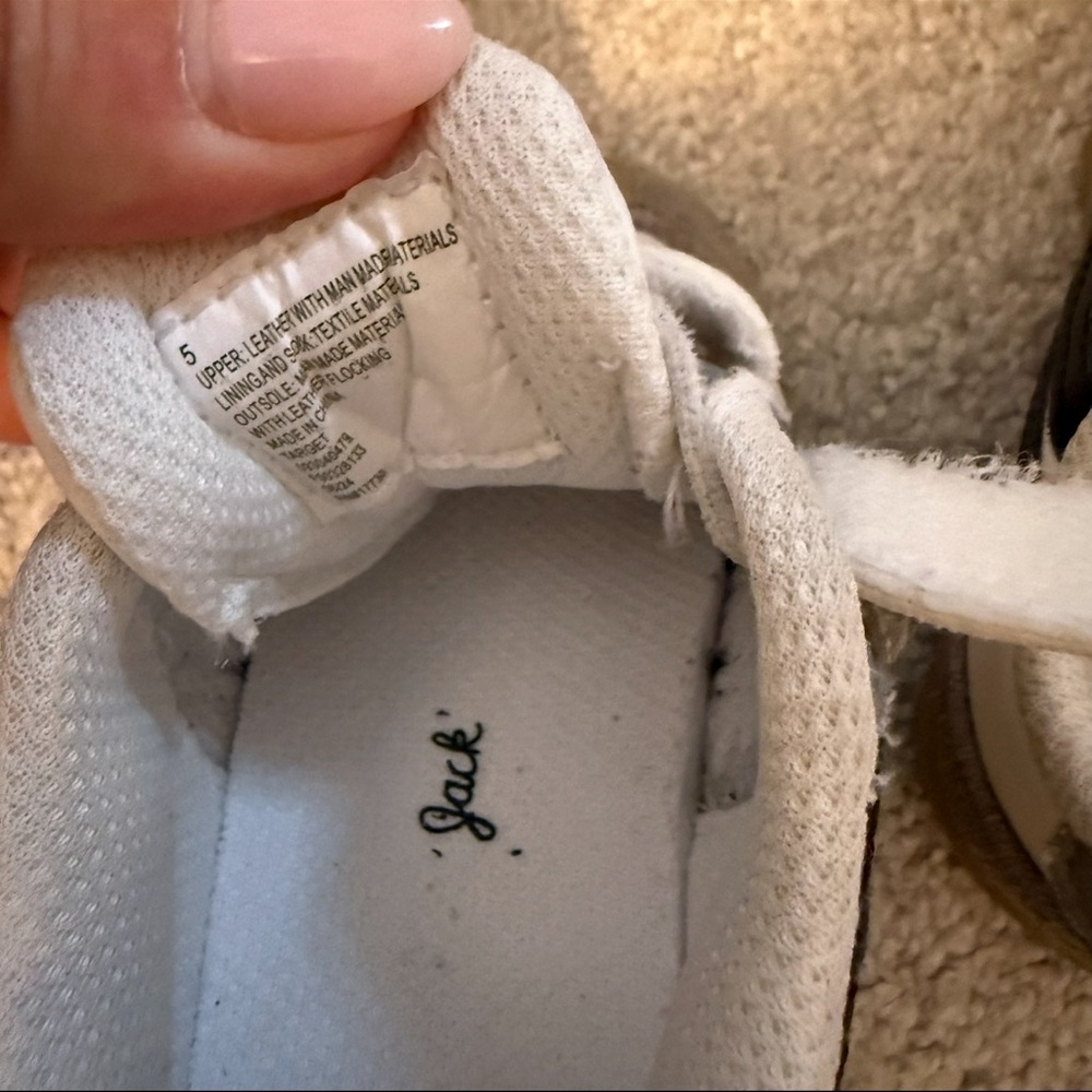 Cat and Jack size 5 leather sneakers - Picture 5 of 5